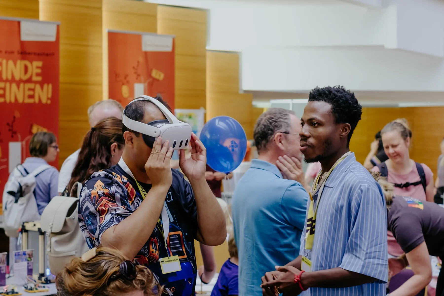 Ein Besucher testet eine VR-Brille auf der makers united.